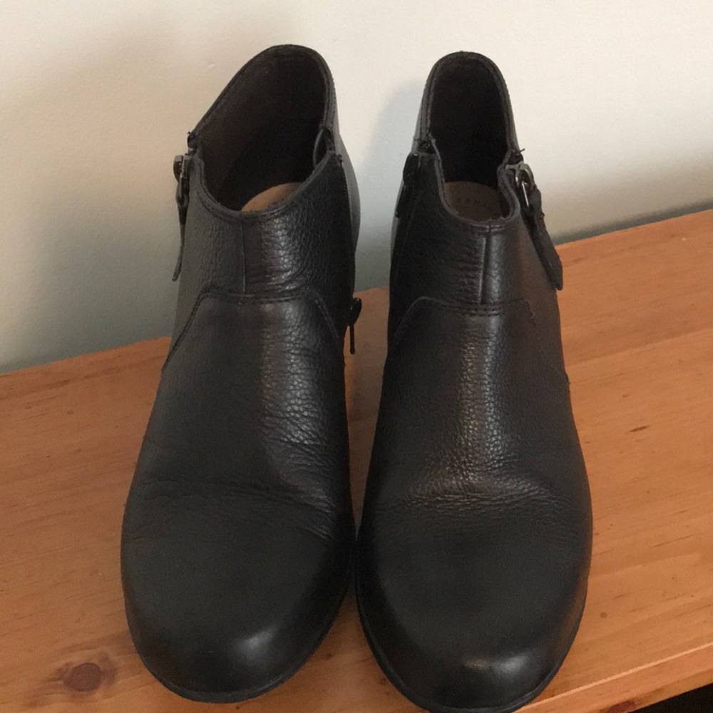 Clarks Ultimate Comfort Black Ankle Booties! Sz 8 - Picture 2 of 8